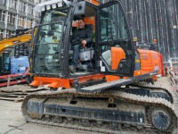 Hitachi-Spezialbagger greift tief in den Untergrund