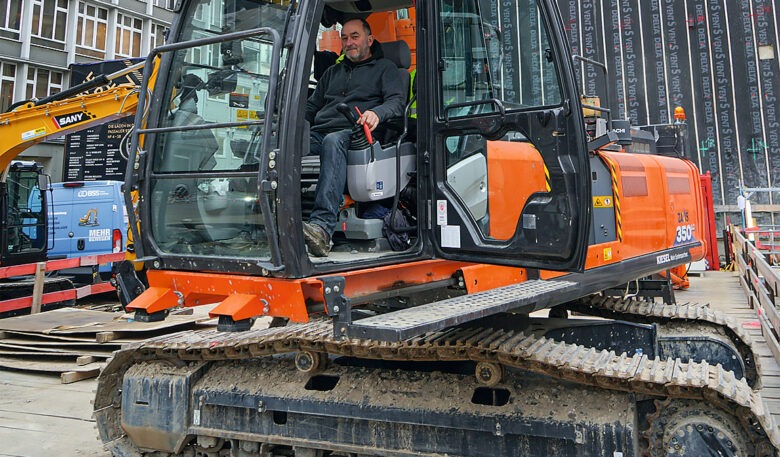 Hitachi-Spezialbagger greift tief in den Untergrund