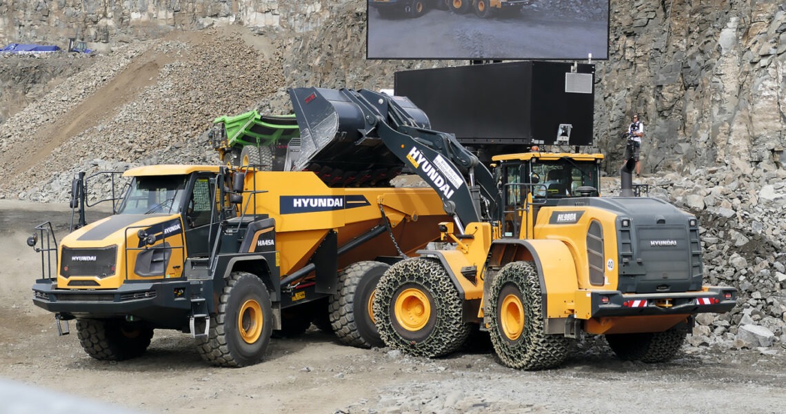 Hyundai HA45A Dumper wird von Hyundai HL 980A Radlader beladen