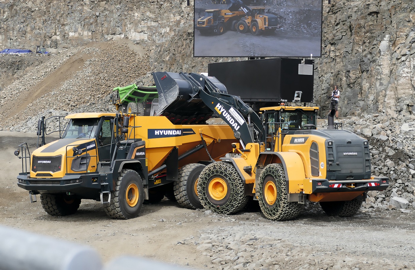 Hyundai HA45A Dumper wird von Hyundai HL 980A Radlader beladen