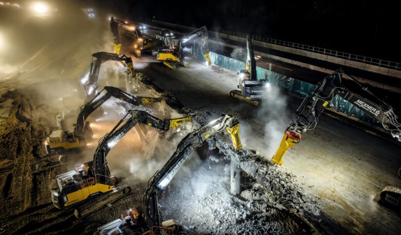 Baggerarmada mit Epiroc-Hydraulikhämmern zerlegt Brücke über Nacht