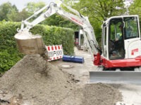 Takeuchi-Kompaktbagger TB 335 R für Arbeiten auf engstem Raum