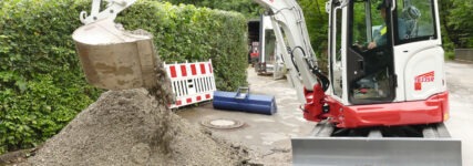 Takeuchi-Kompaktbagger TB 335 R für Arbeiten auf engstem Raum