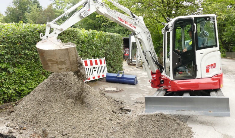 Takeuchi-Kompaktbagger TB 335 R für Arbeiten auf engstem Raum