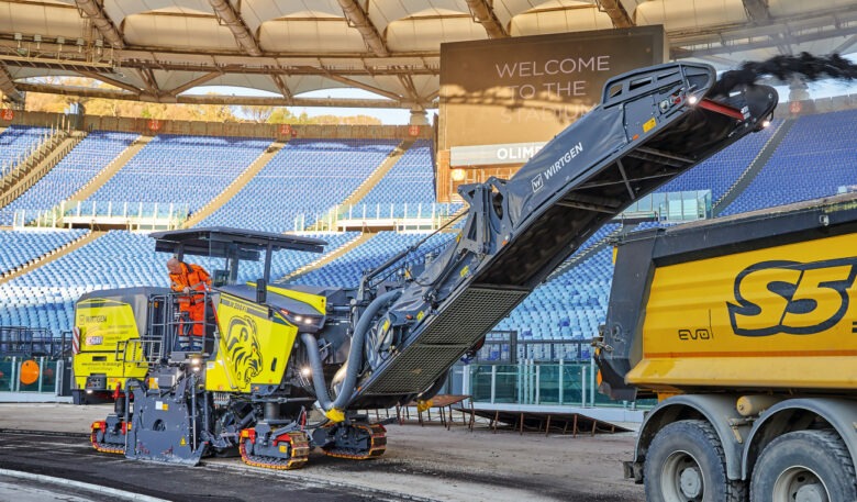 Wirtgen-Kaltfräse bei Renovierung der Leichtathletikbahn