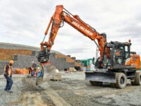 Hitachi ZX155W-7 baut Parkflächen und Grünanlagen