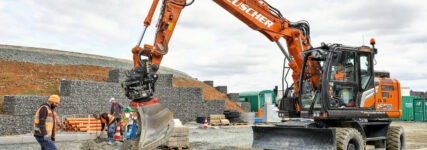 Hitachi ZX155W-7 baut Parkflächen und Grünanlagen