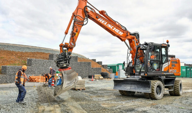 Hitachi ZX155W-7 baut Parkflächen und Grünanlagen