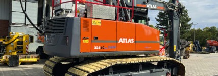 Hoch spezialisierter Atlas-Kettenbagger übernimmt Kampfmittelbergung