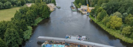 Spektakulärer Brückenbau über Wasserweg in Brandenburg