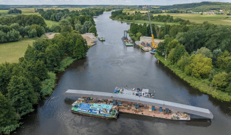 Spektakulärer Brückenbau über Wasserweg in Brandenburg
