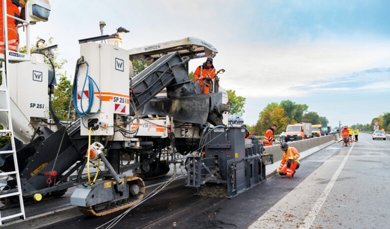 Leitdrahtloser Betoneinbau mit 3D-Fertigersteuerung von Wirtgen