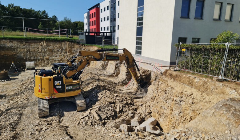 Gebäude abstützen und Leitungsgräben ziehen mit Kemroc-Anbaufräse