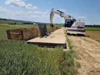 Kunststoff-Baustraße schützt Ackerflächen bei Leitungsbau