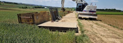 Kunststoff-Baustraße schützt Ackerflächen bei Leitungsbau