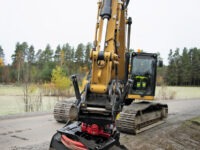 Baggerfahrerin testet Prototypen für Rototilt-Produktentwicklung