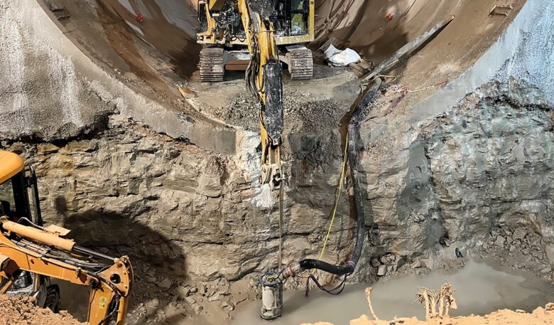 Schmutzwasserpumpen legen Mega-Metro trocken