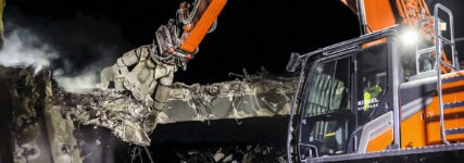 Hitachi-Abbruchbagger aus Kiesel-Mietpark starker Hauptakteur