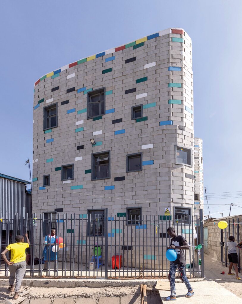 PERI_School_Opening_Kibera_Building_300dpi-cmyk
