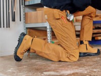 Mit eingebauten Knieschonern
