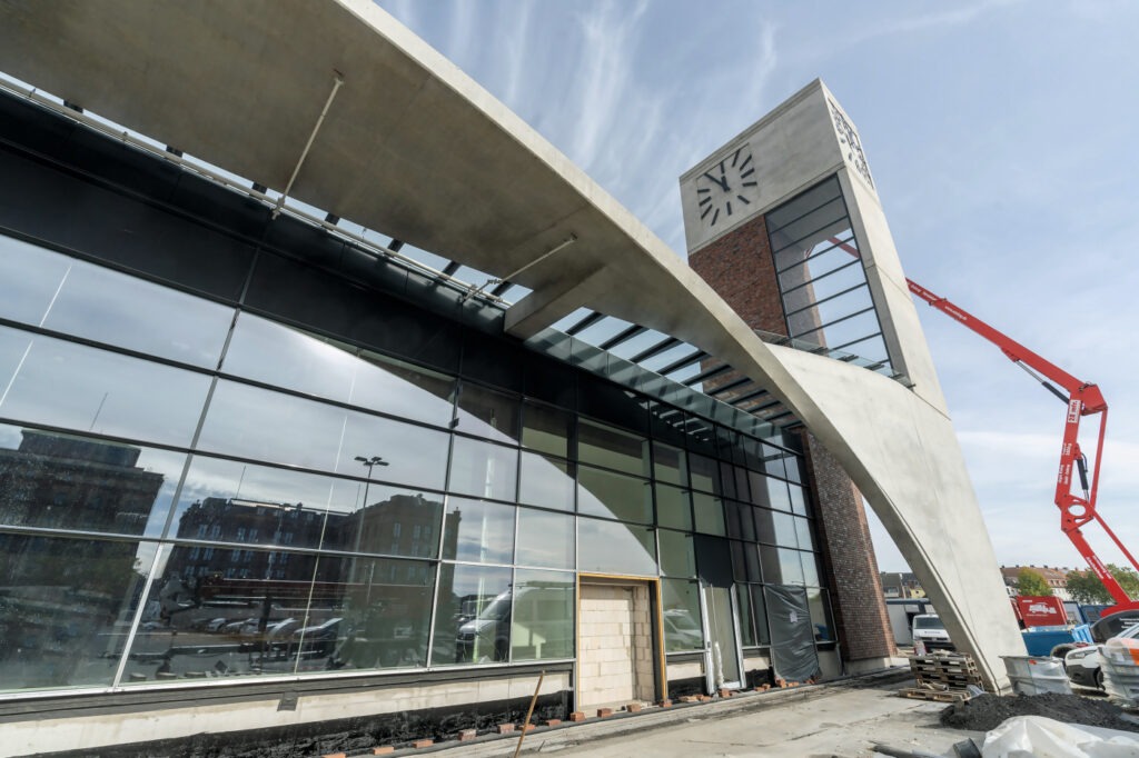 Doka-Schalungskonstruktion für gewundenes Flugdach