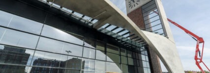 Doka-Schalungskonstruktion für gewundenes Flugdach