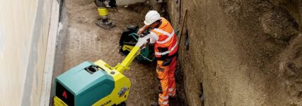 Erster Einsatz für Ammann eAPH 70/95 bei Grabenverdichtung