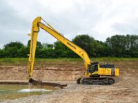 Komatsu-Hydraulikbagger PC700 für Rohkiesgewinnung ertüchtigt