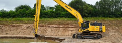 Komatsu-Hydraulikbagger PC700 für Rohkiesgewinnung ertüchtigt