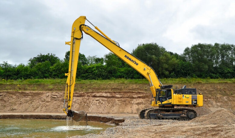 Komatsu-Hydraulikbagger PC700 für Rohkiesgewinnung ertüchtigt