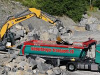Grandload-Anhänger von Meiller transportieren schweren Granit
