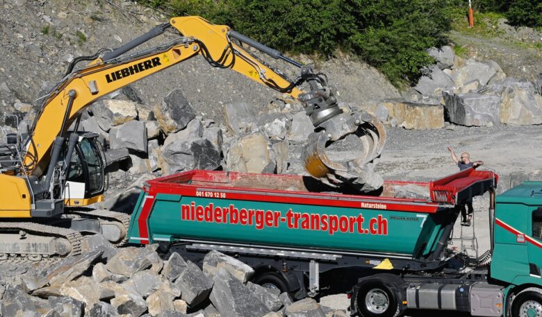 Grandload-Anhänger von Meiller transportieren schweren Granit