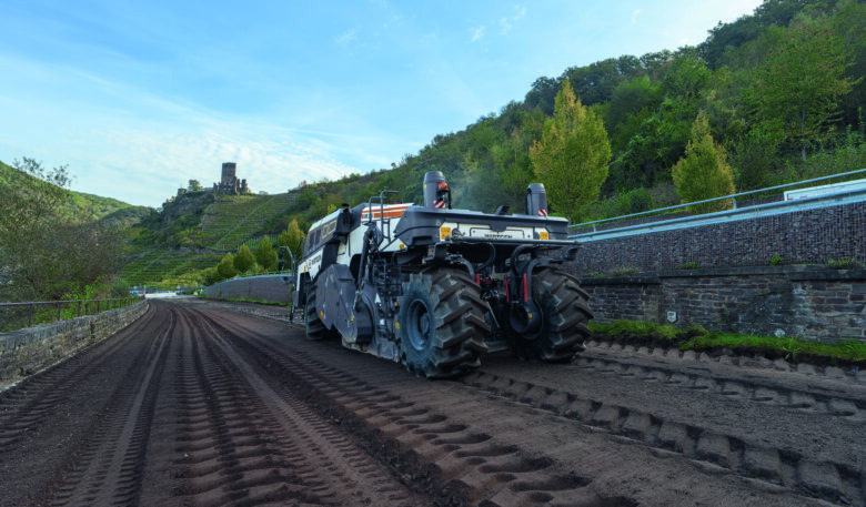 Wirtgen Rock Crusher bricht und mischt und siebt Packlagen vor Ort