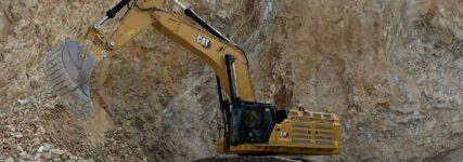 Cat-Kettenbagger 374 demonstriert seine Stärken