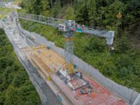 Liebherr-Turmdrehkran arbeitet auf Schienen