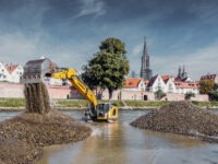 Liebherr-Raupenbagger R 938 sichern Donau-Durchfluss
