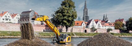 Liebherr-Raupenbagger R 938 sichern Donau-Durchfluss