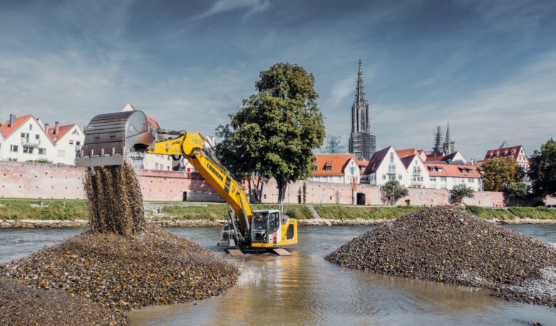 Liebherr-Raupenbagger R 938 sichern Donau-Durchfluss