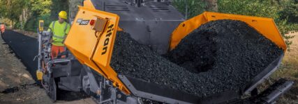 Ammann präsentiert E-Fertiger eABG 4820 und neue Rüttelplatten