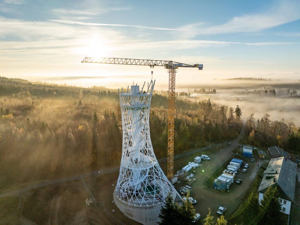 Hebt Stahlbauteile für Harzer Hexenreich Liebherr, Turmdrehkran