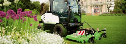Vollelektrische All-Trec-Geräteträger für ganzjährige Galabau-Arbeiten