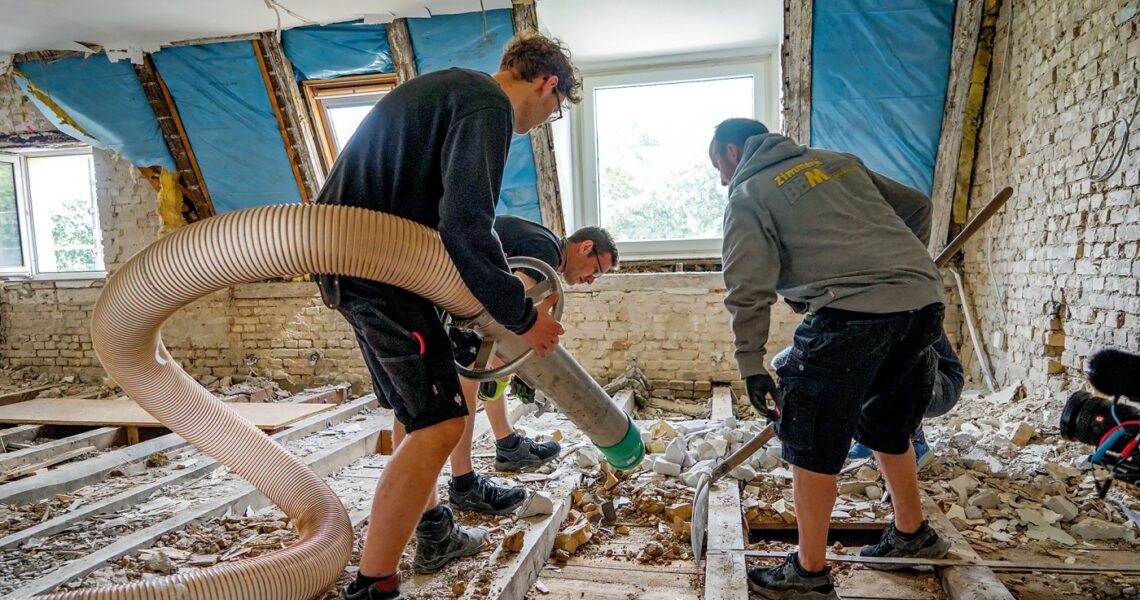 MTS-Saugbagger Dino12 optimiert Beseitigung von Bauschutt im Hochbau MTS Mobile Tiefbau Saugsysteme, Flenker Bau