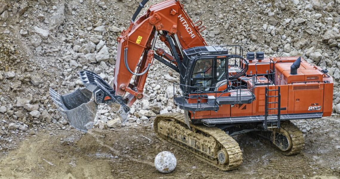 Hitachi-Großbagger KEX890LD-7 zerkleinert und verlädt tonnenschweren Jurakalk Kiesel, Hitachi