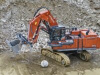 Hitachi-Großbagger KEX890LD-7 zerkleinert und verlädt tonnenschweren Jurakalk
