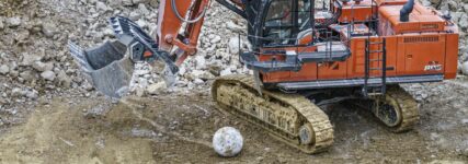 Hitachi-Großbagger KEX890LD-7 zerkleinert und verlädt tonnenschweren Jurakalk