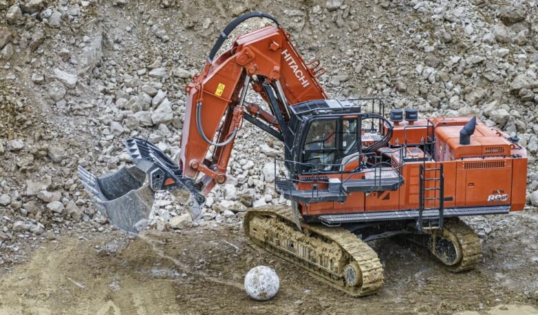 Hitachi-Großbagger KEX890LD-7 zerkleinert und verlädt tonnenschweren Jurakalk