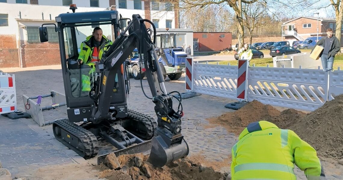 Leitungstiefbau Dithmarschen mit Volvo EC18 Electric durchgestartet Swecon Baumaschinen
