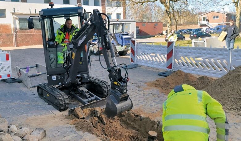 Leitungstiefbau Dithmarschen mit Volvo EC18 Electric durchgestartet