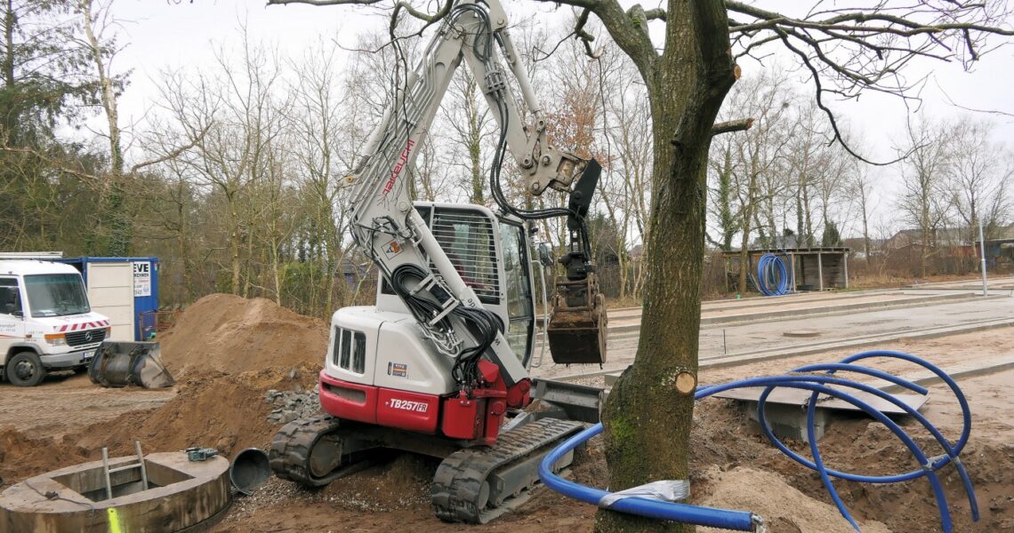 Der Takeuchi TB 257 FR passt in kleinste Lücken Takeuchi