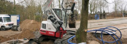 Der Takeuchi TB 257 FR passt in kleinste Lücken